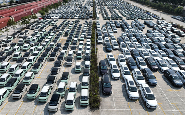 China's new energy vehicles are accelerating their entry into the Middle Eastern market, with intelligence and localization becoming key factors.